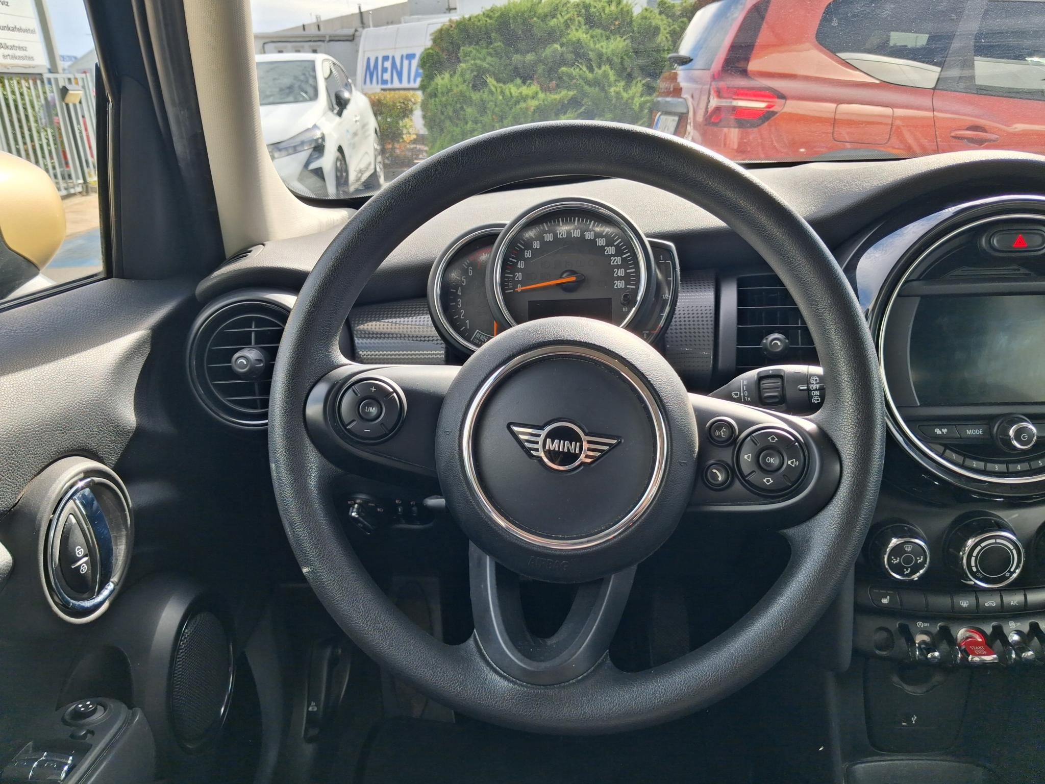 MINI Cooper 1.5 100 kW rok 2020, 102 166 km, Maďarsko — foto 10 z 25