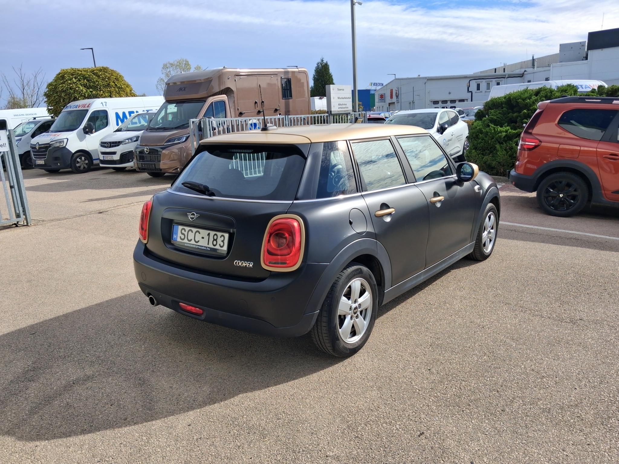 MINI Cooper 1.5 100 kW rok 2020, 102 166 km, Maďarsko — foto 4 z 25