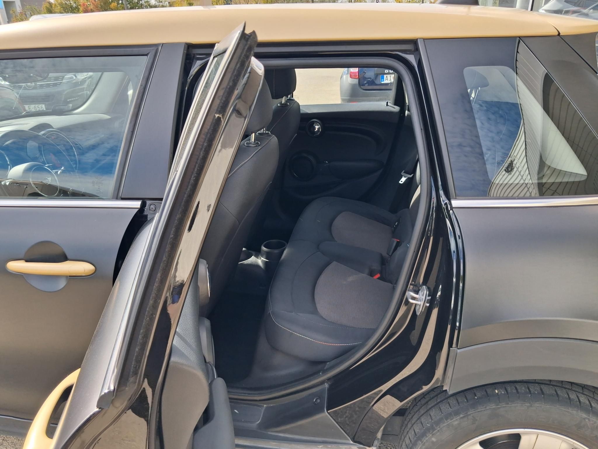 MINI Cooper 1.5 100 kW rok 2020, 102 166 km, Maďarsko — foto 7 z 25