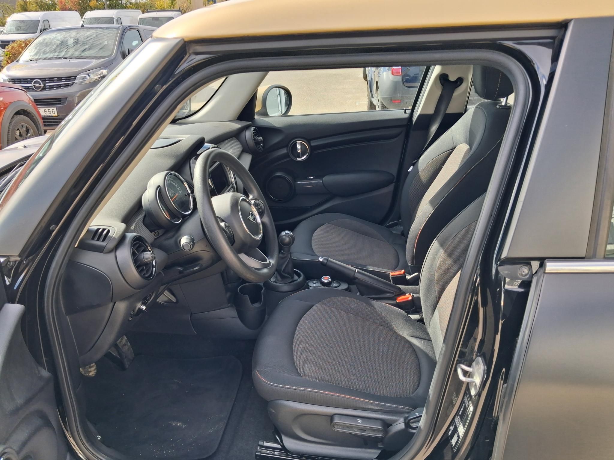 MINI Cooper 1.5 100 kW rok 2020, 102 166 km, Maďarsko — foto 8 z 25
