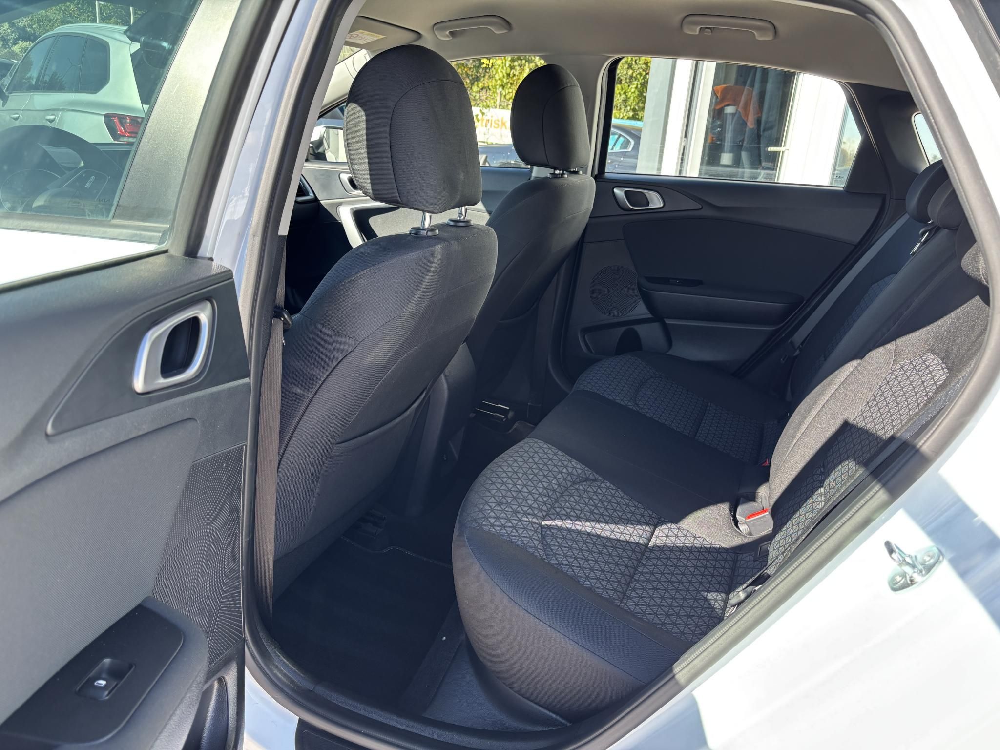 Kia Ceed 1.5 T-GDI 118 kW manuál rok 2024, stříbrná, 90 912 km, Maďarsko — foto 12 z 28