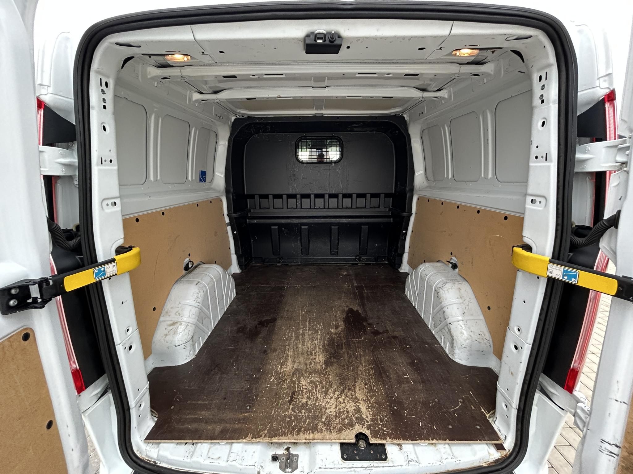 Ford Transit Custom Ci 2.0 TD 96 kW manuál rok 2019, Maďarsko — foto 9 z 29