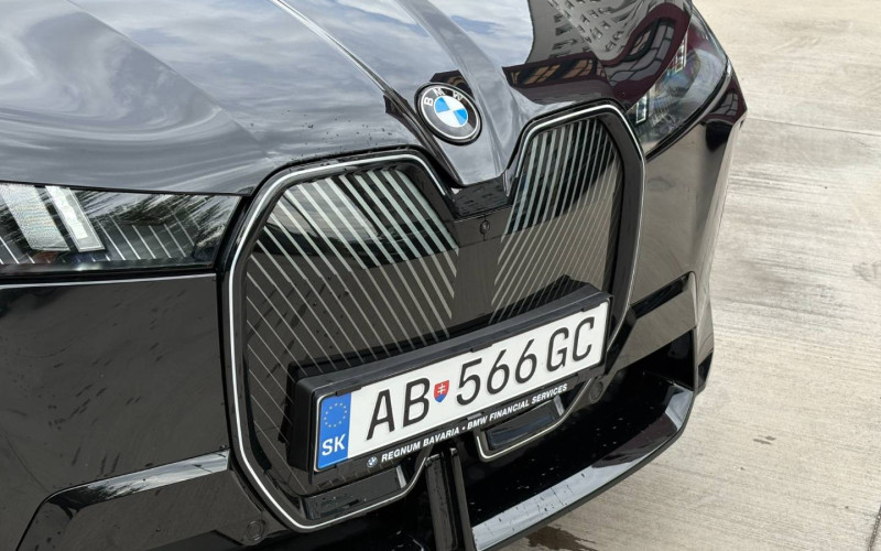 BMW iX xDrive40 400 kW automat, Slovensko — foto 3 z 29