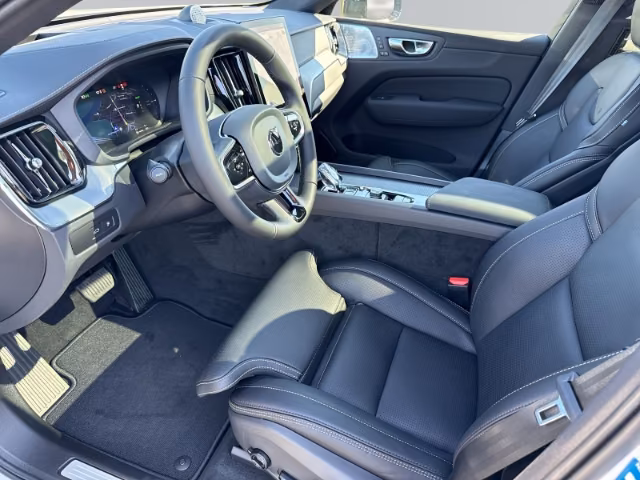 Volvo XC60 4x4 2,0 335 kW automat rok 2025, 14 900 km, Německo — foto 10 z 23