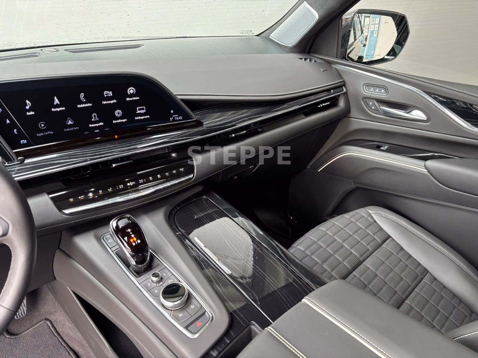 Cadillac 6.2 507 kW automat, 100 km, Německo — foto 12 z 35