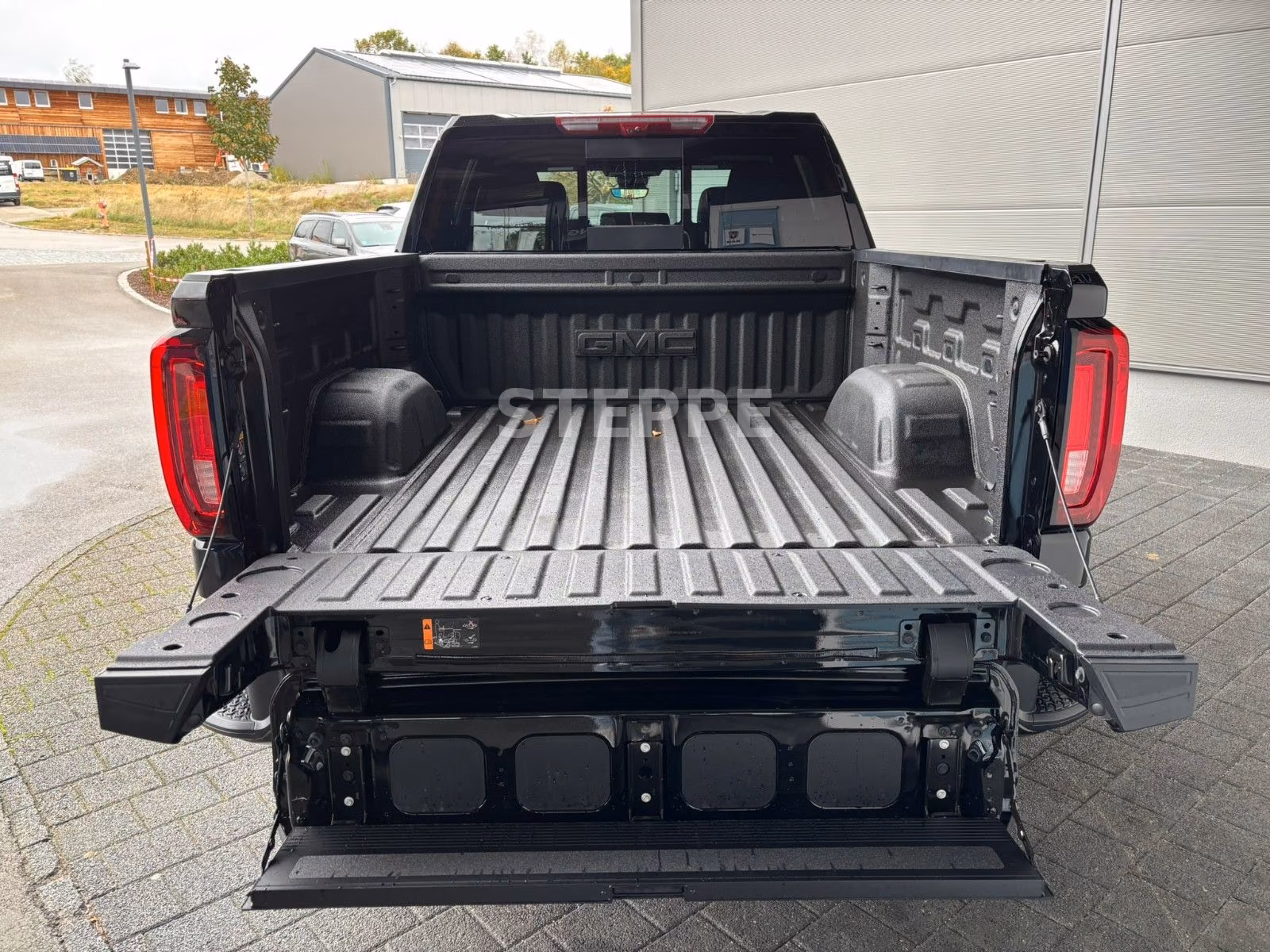 GMC 6.2 313 kW automat, 100 km, Německo — foto 7 z 39