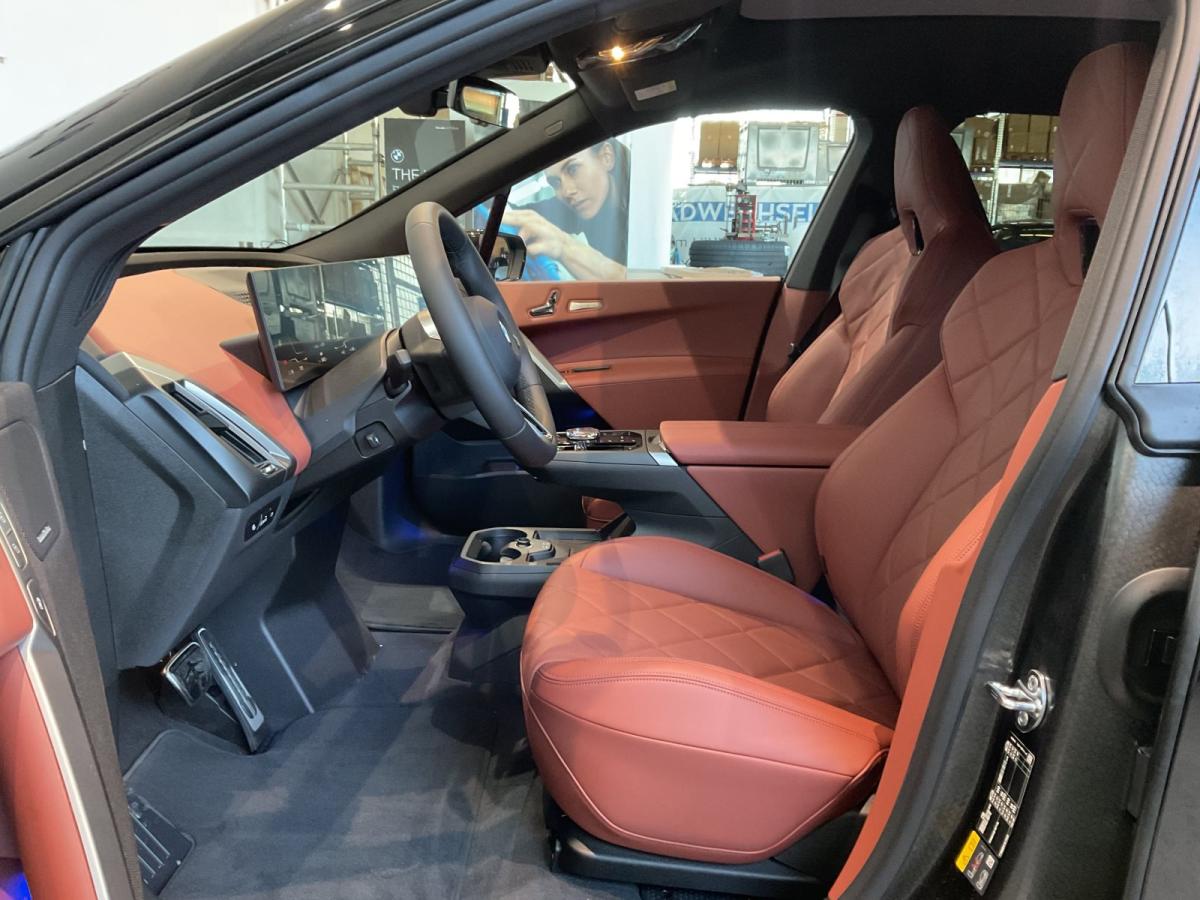 BMW iX xDrive60 automat rok 2026, 8 000 km, Německo — foto 9 z 20
