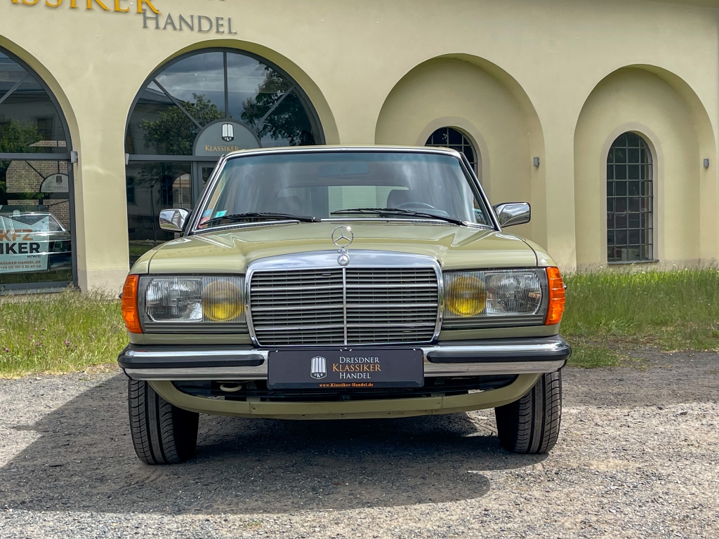 Mercedes-Benz 200T rok 1983, 94 500 km, Německo — foto 12 z 60