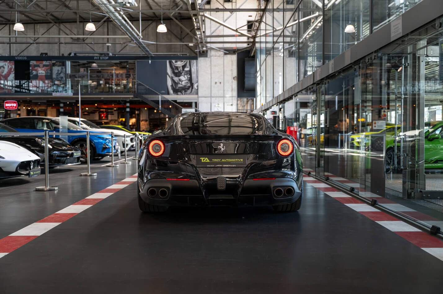 Ferrari f12, 19 668 km, Německo — foto 9 z 22